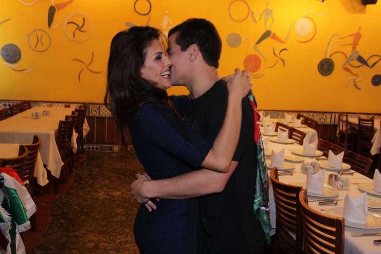 Paloma Bernardi foi apresentada como rainha de bateria da Grande Rio em cerim&ocirc;nia realizada na churrascaria Porc&atilde;o, no Rio de Janeiro