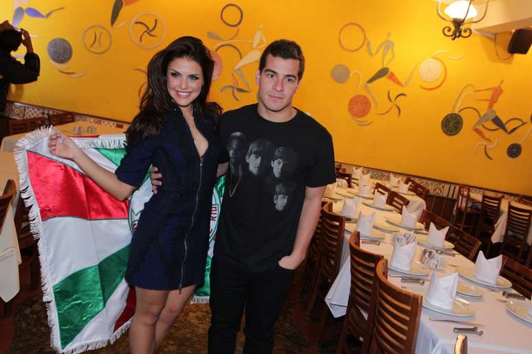 Paloma Bernardi foi apresentada como rainha de bateria da Grande Rio em cerim&ocirc;nia realizada na churrascaria Porc&atilde;o, no Rio de Janeiro