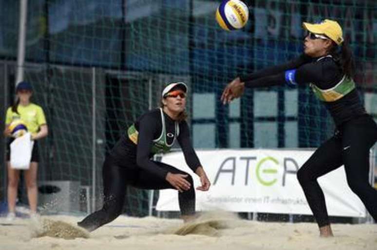 Juliana controla a bola durante partida contra Borger e Büthe