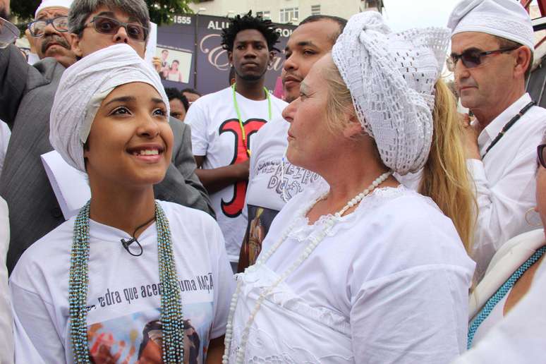 Menina vítima de pedrada participa de manifestação no RJ