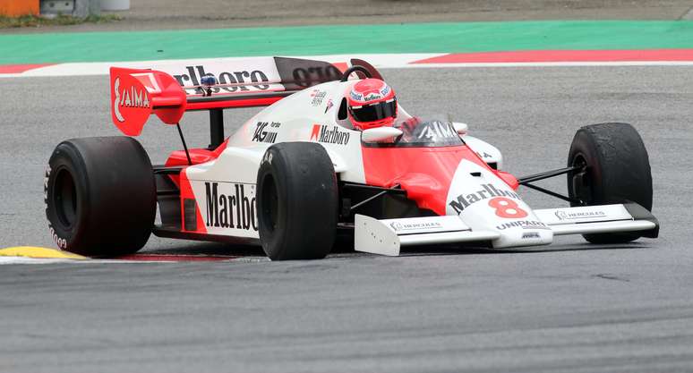 Niki Lauda mostra antigas habilidades para novos e velhos torcedores