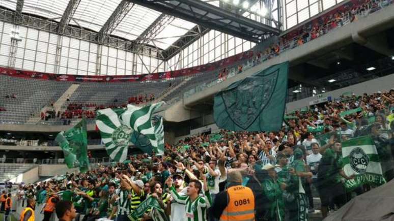 Pela primeira vez na Arena, torcida do Coritiba usou bandeiras de mastro