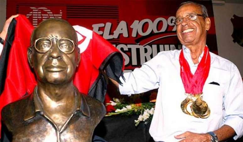 Carlinhos ao lado de seu busto na sede do Flamengo, em 2008