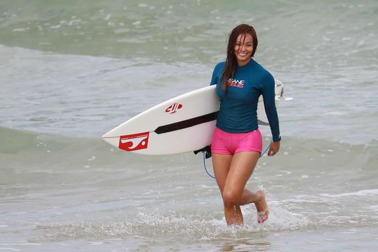 Carol Nakamura foi fotografada durante mais uma aula de surf