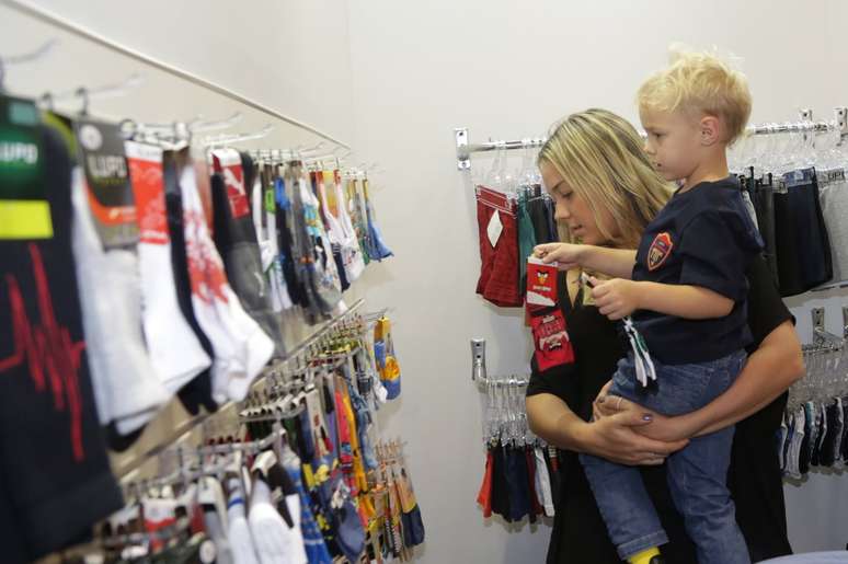 Davi Lucca, filho de Neymar, prestigia feira com a m&atilde;e Carol Dantas na tarde desta segunda-feira (22)
