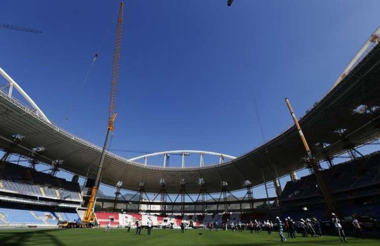 Engenhão continua em obras na cobertura