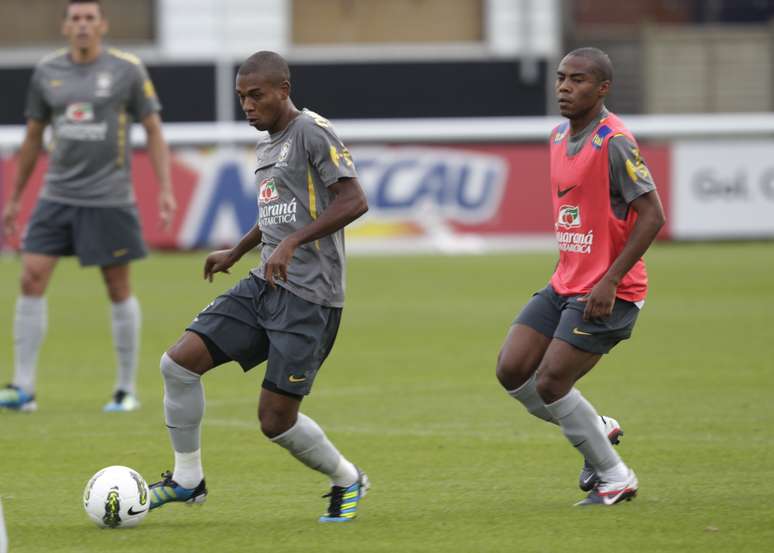 Fernandinho e Elias, a dupla que tem se omitido das ações ofensivas do Brasil