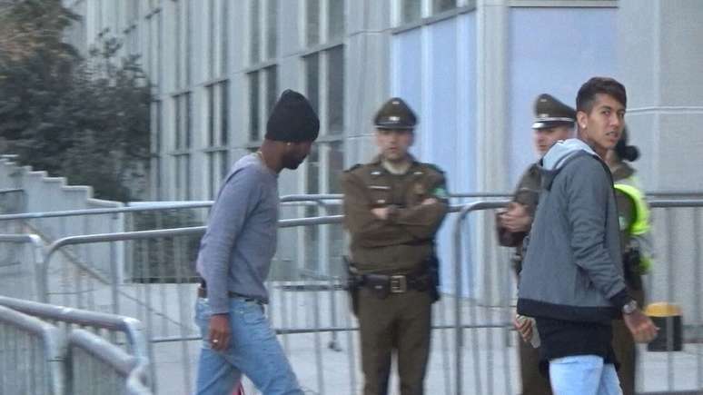 Geferson e Firmino entraram pela porta dos fundos do hotel