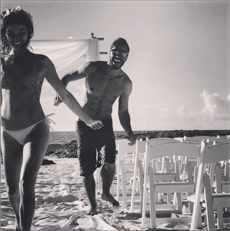 Isis Valverde e o namorado Uriel Del Toro nas Bahamas