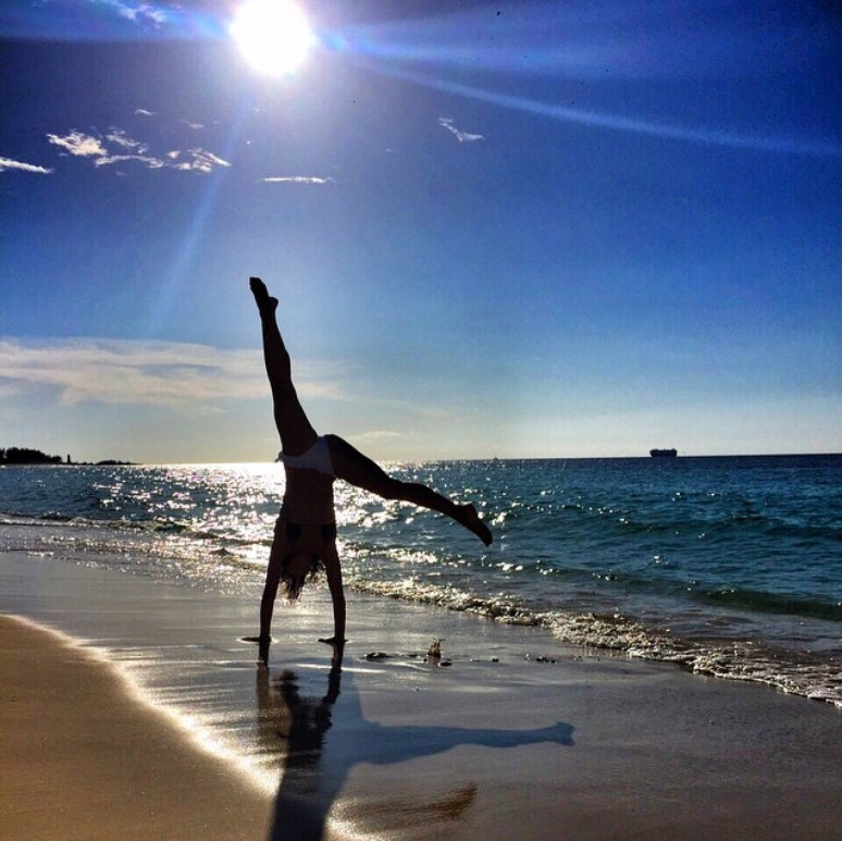 A atriz Ísis Valverde faz estrelinha em praia caribenha