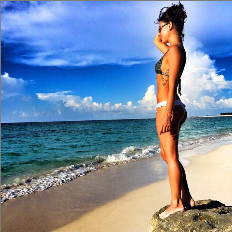 A atriz Ísis Valverde posta foto de biquíni nas Bahamas, onde está para gravar um quadro no programa Domingão do Faustão