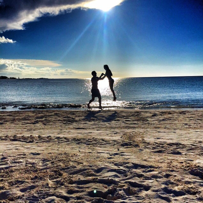 A atriz Ísis Valverde brinca com o namorado Uriel del Toro nas Bahamas