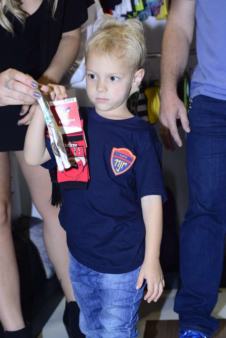 Davi Lucca, filho de Neymar, segura meia da marca que faz propaganda em S&atilde;o Paulo, na tarde desta segunda-feira (22)