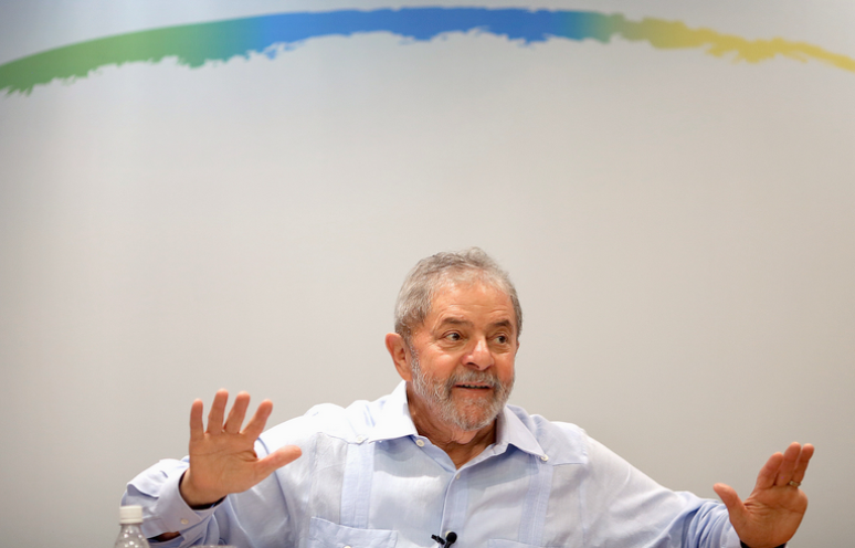 Para Lula, Dilma deve ir às ruas e "conversar com o povo" 