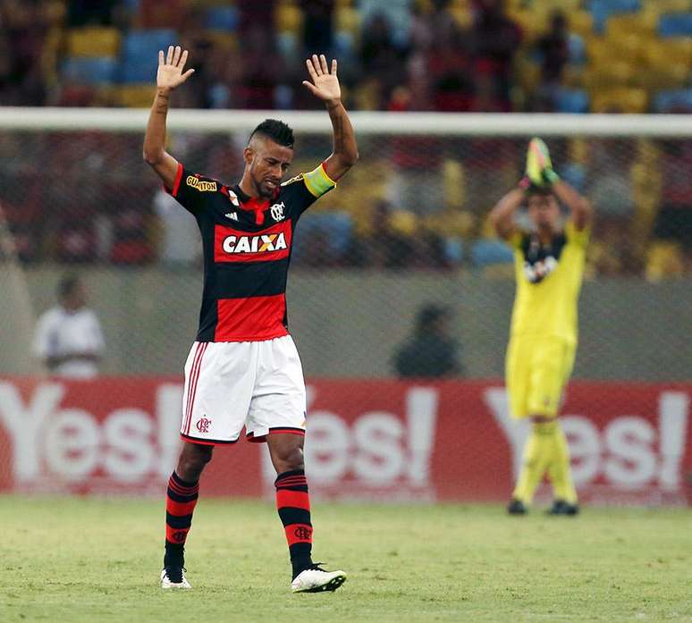 Jogo de despedida de Léo Moura pelo Flamengo; passado rubro-negro prejudicou acerto com Vasco