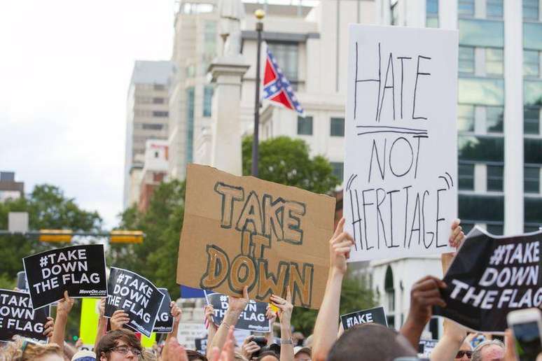 Manifestantes protestam e pedem remoção de bandeira da batalha dos conderados em Columbia, na Carolina do Sul 20/6/2015