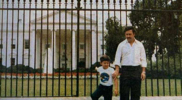 Juan junto do pai, Pablo Escobar, em frente à Casa Branca