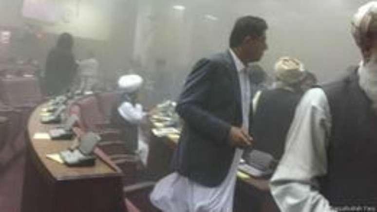 A explosão do carro-bomba encheu o plenário de fumaça