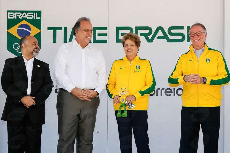 Dilma compareceu à cerimônia ao lado de outros políticos