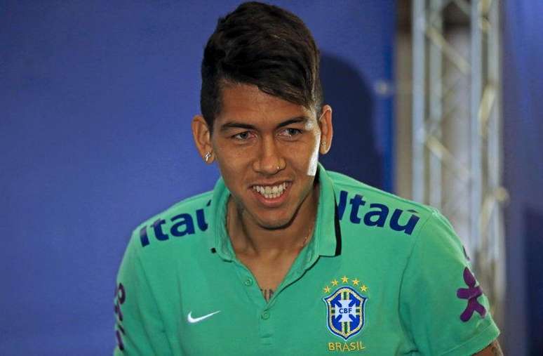 Atacante Roberto Firmino, da seleção brasileira, chega para entrevista coletiva em Santiago, no Chile. 23/06/2015