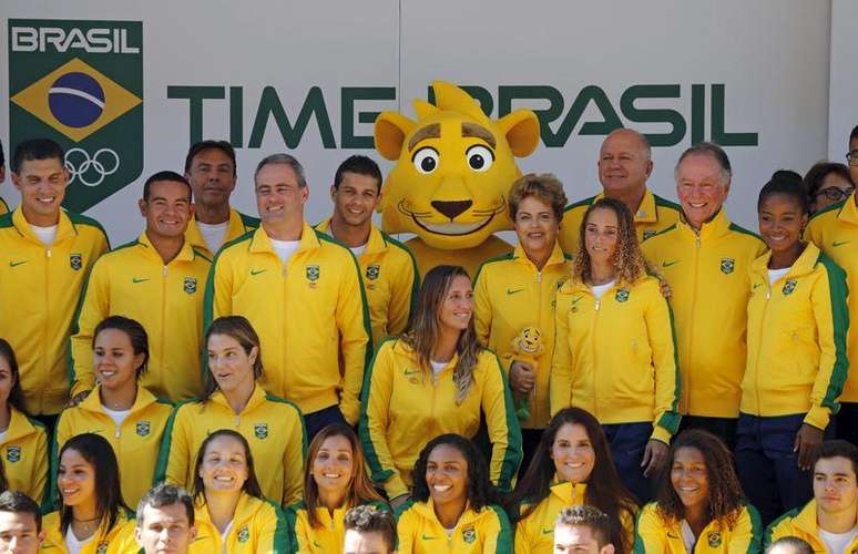 Presidente Dilma Rousseff posa ao lado de atletas e do mascote da equipe brasileira durante comemoração do Dia Olímpico, no Rio de Janeiro. 23/06/2015