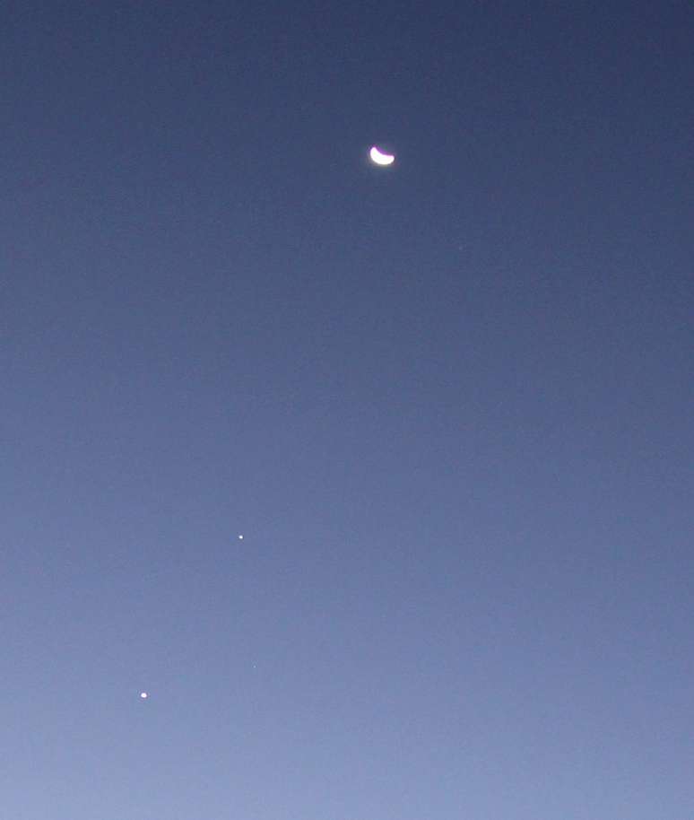 Leitor fotografou aproximação no dia 21 de junho; segundo astrônomo, a partir da linha do horizonte, temos Vênus, Júpiter e a Lua
