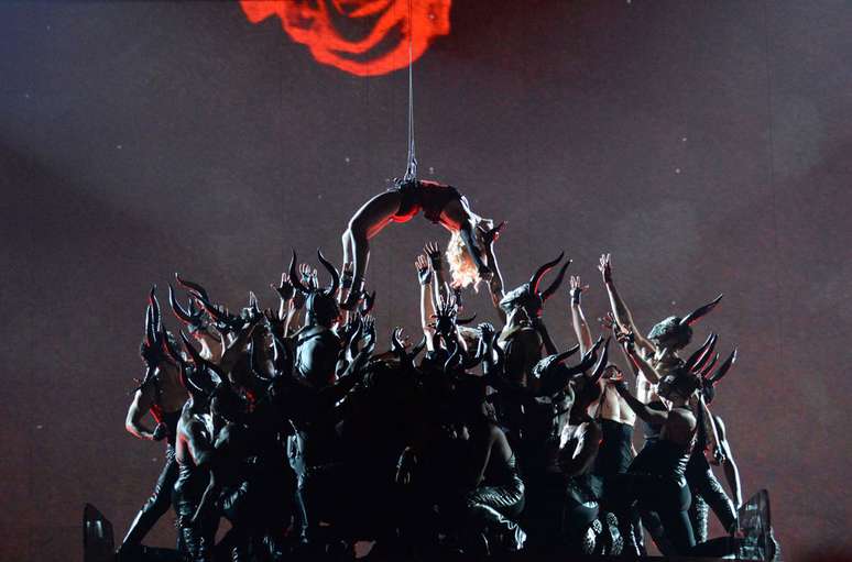 Madonna durante apresentação da turnê Rebel Heart 