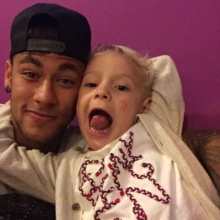 Neymar já voltou ao Brasil e postou foto com o filho, Davi Lucca