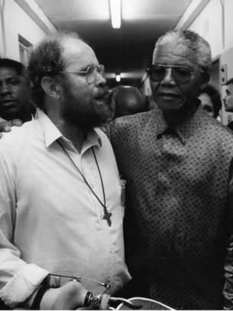 O padre Lapsley com Nelson Mandela, logo depois da libertação do ex-líder da África do Sul