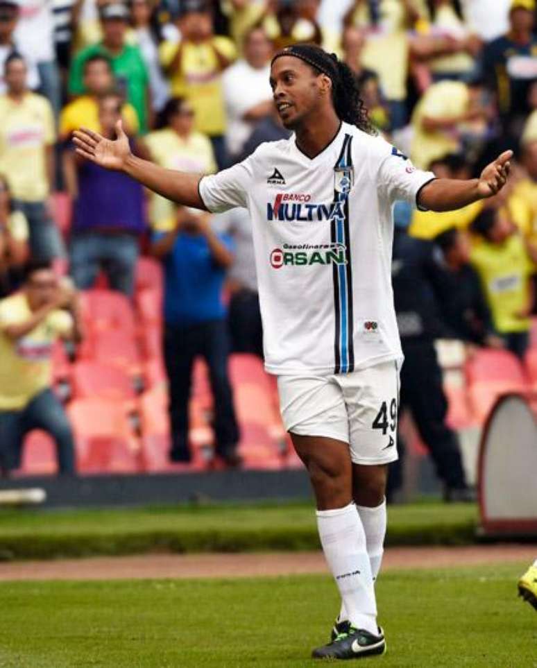 Ronaldinho brilha em vitória do Querétaro
