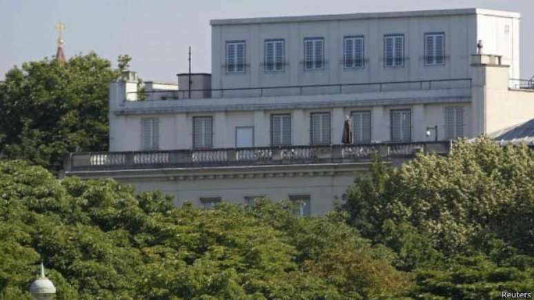 Parte do prédio da embaixada americana em Paris; segundo jornalista, "misteriosas coberturas plásticas" esconderiam sistema de escutas