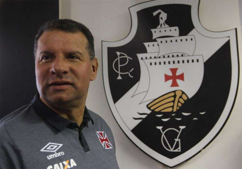 Celso Roth é apresentado pelo Vasco