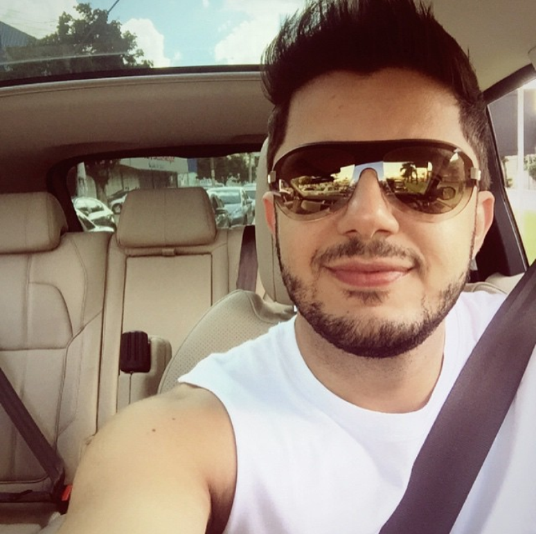 Cantor sertanejo Cristiano Araújo posta selfie no carro