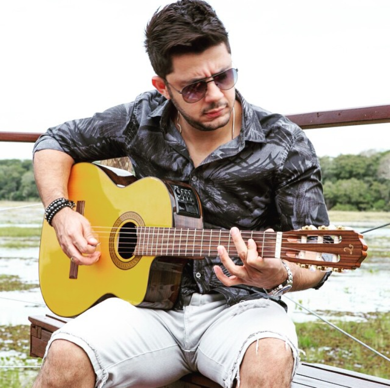 Cantor sertanejo Cristiano Araújo com violão