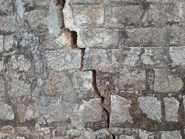 A instalação provocou rachadura em um muro de pedra