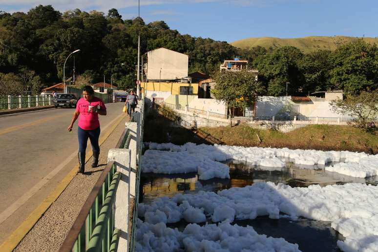 Espuma atingiu quase tr&ecirc;s metros de altura