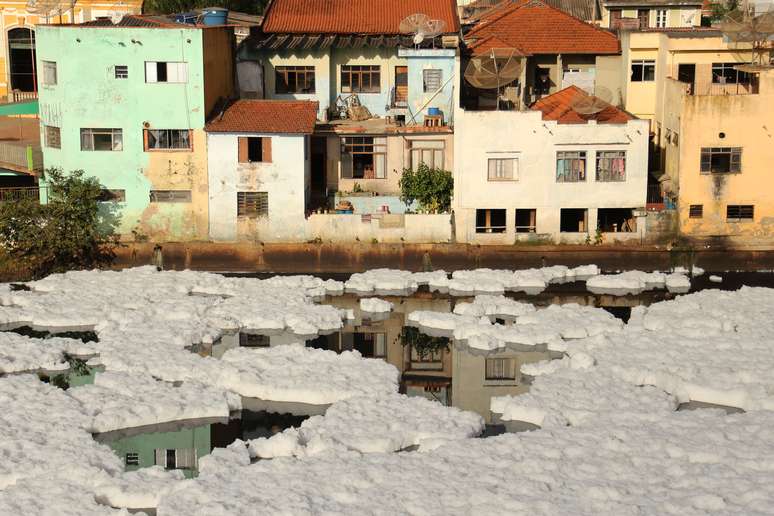 Espuma chegou a atingir algumas casa nas margens do Rio Tiet&ecirc;