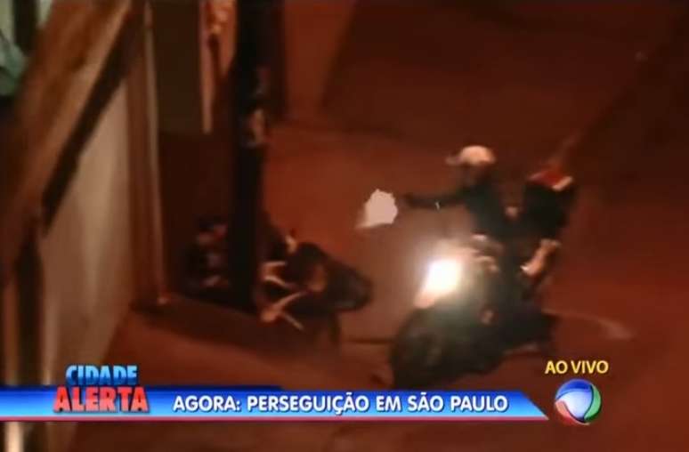 Disparos de policial foram mostrados ao vivo