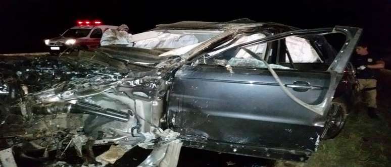Fotos mostram carro destruído após acidente
