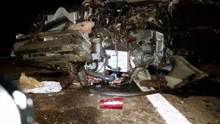 Fotos mostram carro destruído após acidente