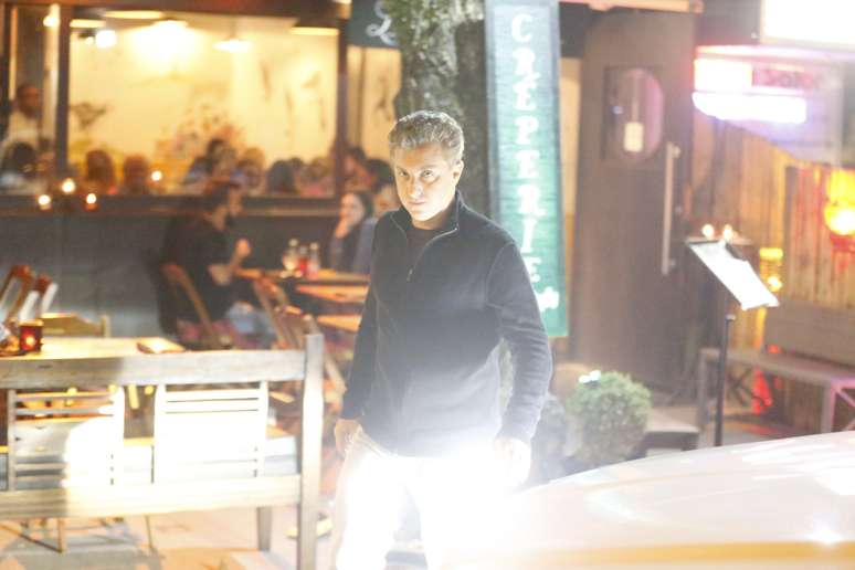 Luciano Huck ao sair de restaurante na Barra da Tijuca, na noite desta terça-feira (23)