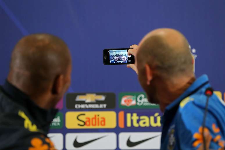 Mauro Silva e Taffarel até tiraram selfie com jornalistas no fundo