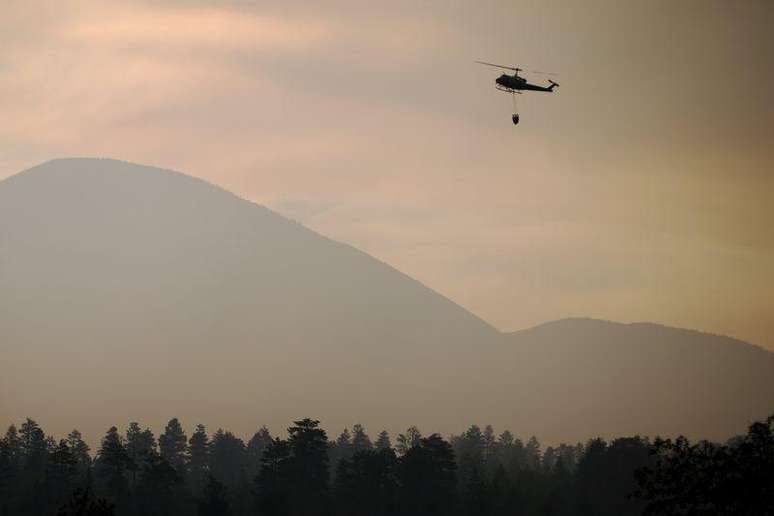 Helicóptero dos bombeiros sobrevoa incêndio na Floresta Nacional San Bernardino, na Califórnia, Estados Unidos. 20/06/2015