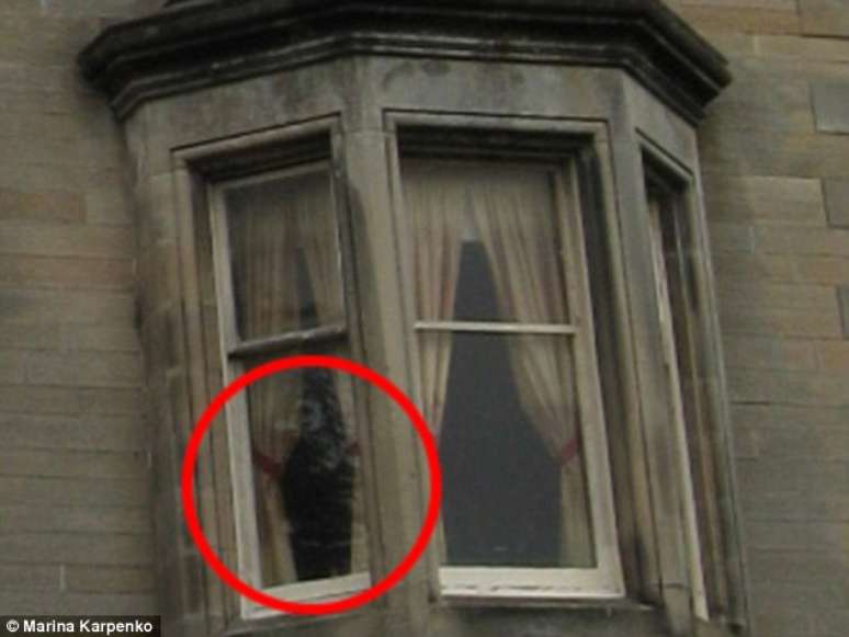 Segundo alguns acreditam, a figura branca da mulher estaria “espiando por trás das cortinas”, olhando para o Overtoun Estate, perto de Dumbarton, Escócia