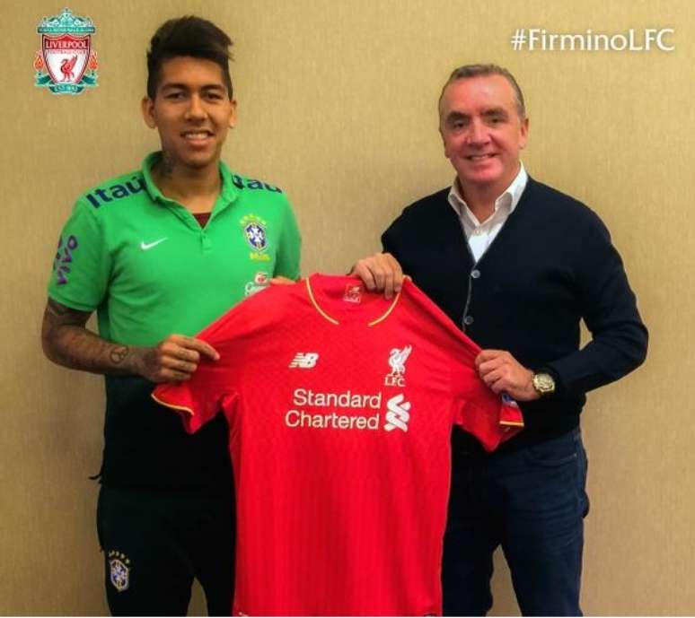 Firmino estava na concentração do Brasil quando posou com o uniforme do Liverpool