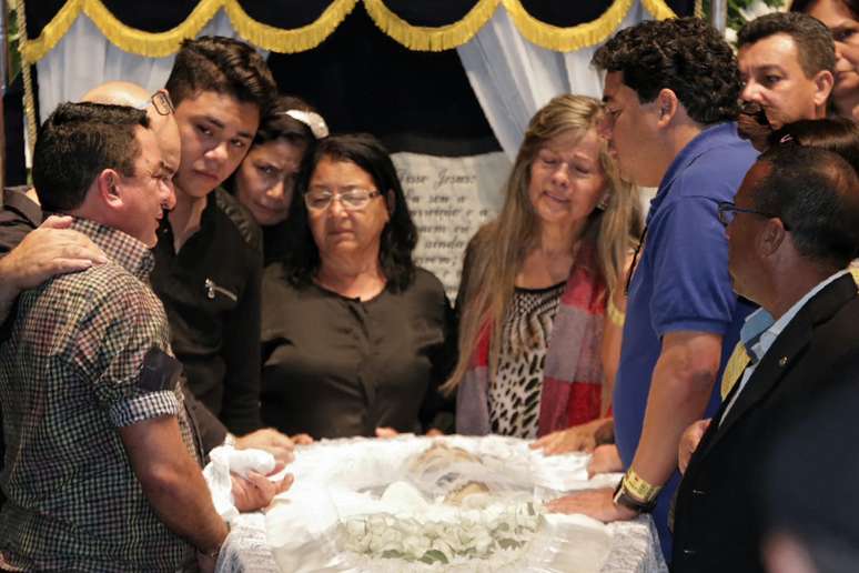 Pai (à esq.), irmão (de preto) e familiares velam o corpo do cantor Cristiano Araújo na noite desta quarta-feira (24)