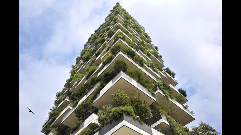 Bosco Verticale, torre residencial em Mil&atilde;o, ganhou na categoria Europa. Projetado por Stefano Boeri Archietti, o edif&iacute;cio incorpora v&aacute;rias &aacute;rvores e mais de 90 esp&eacute;cies vegetais