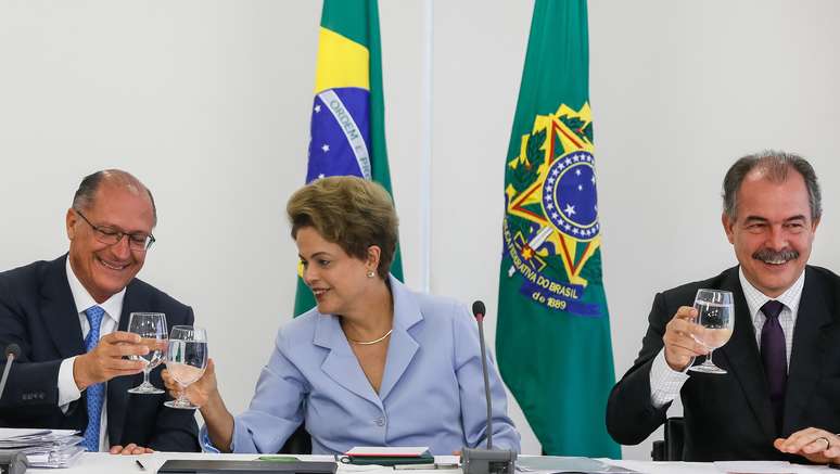 Geraldo Alckmin e Dilma Rousseff brindam com água o acordo celebrado