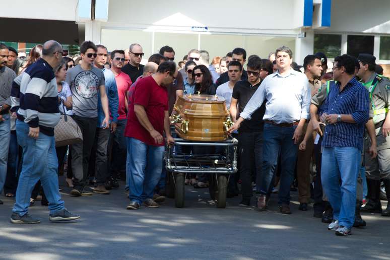 Sob forte emoção, corpo de Cristiano Araújo é enterrado em Goiás - Estadão