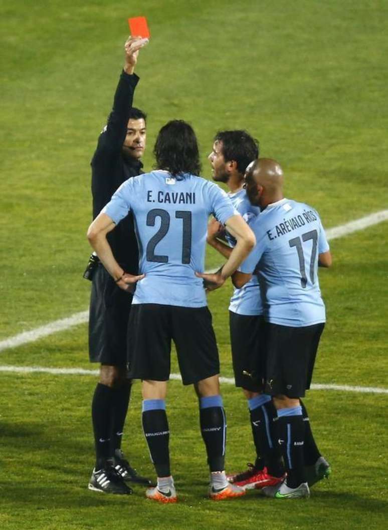 Expulso e sem nenhum gol, Cavani teve Copa América para ser esquecida